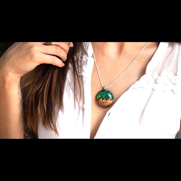 “Northern Lights” Polar Aurora Borealis Realism Holo Mountain Night Sky Necklace - Picture 12 of 17